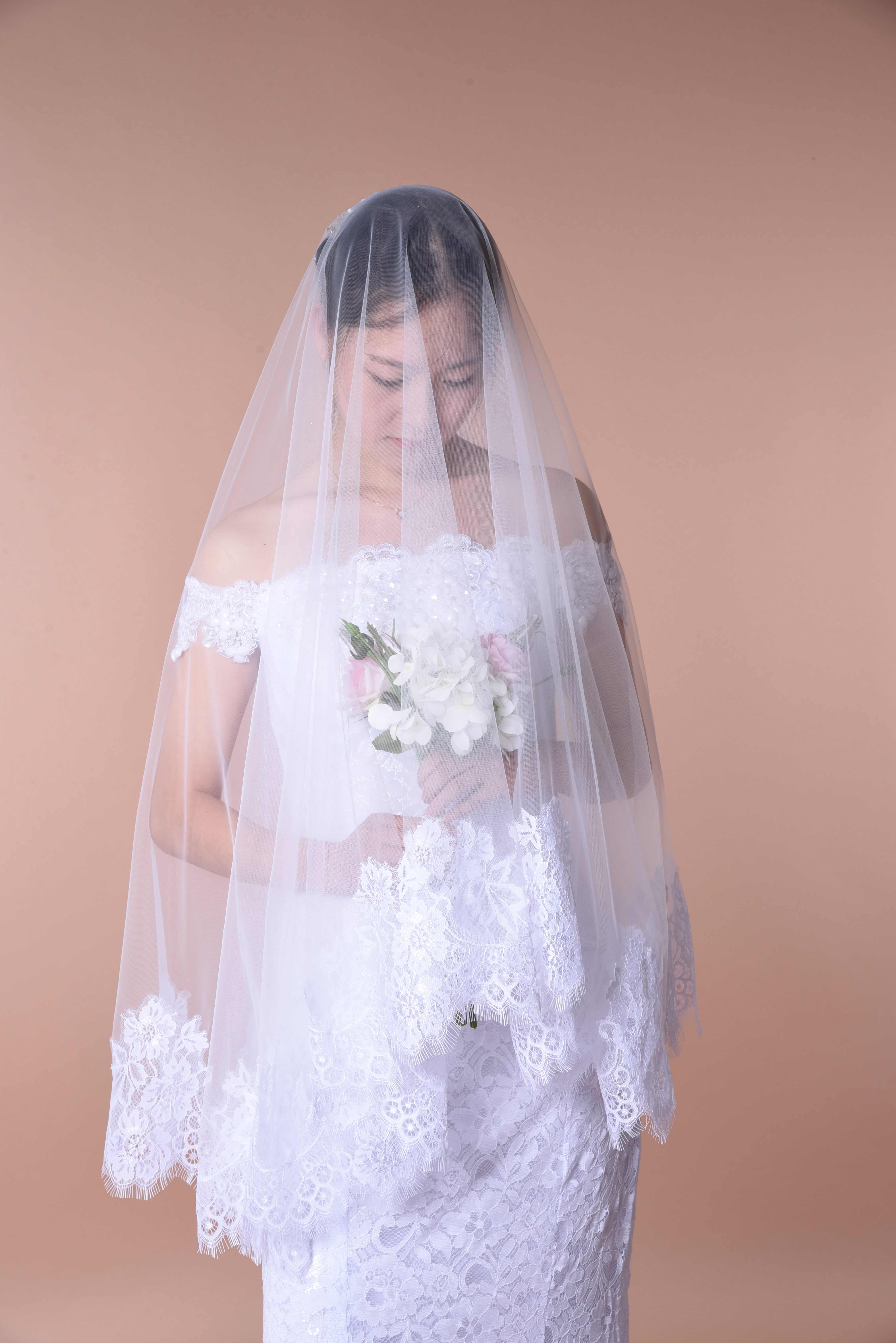 Ethereal Lace-Trimmed Single-Layer Wedding Veil