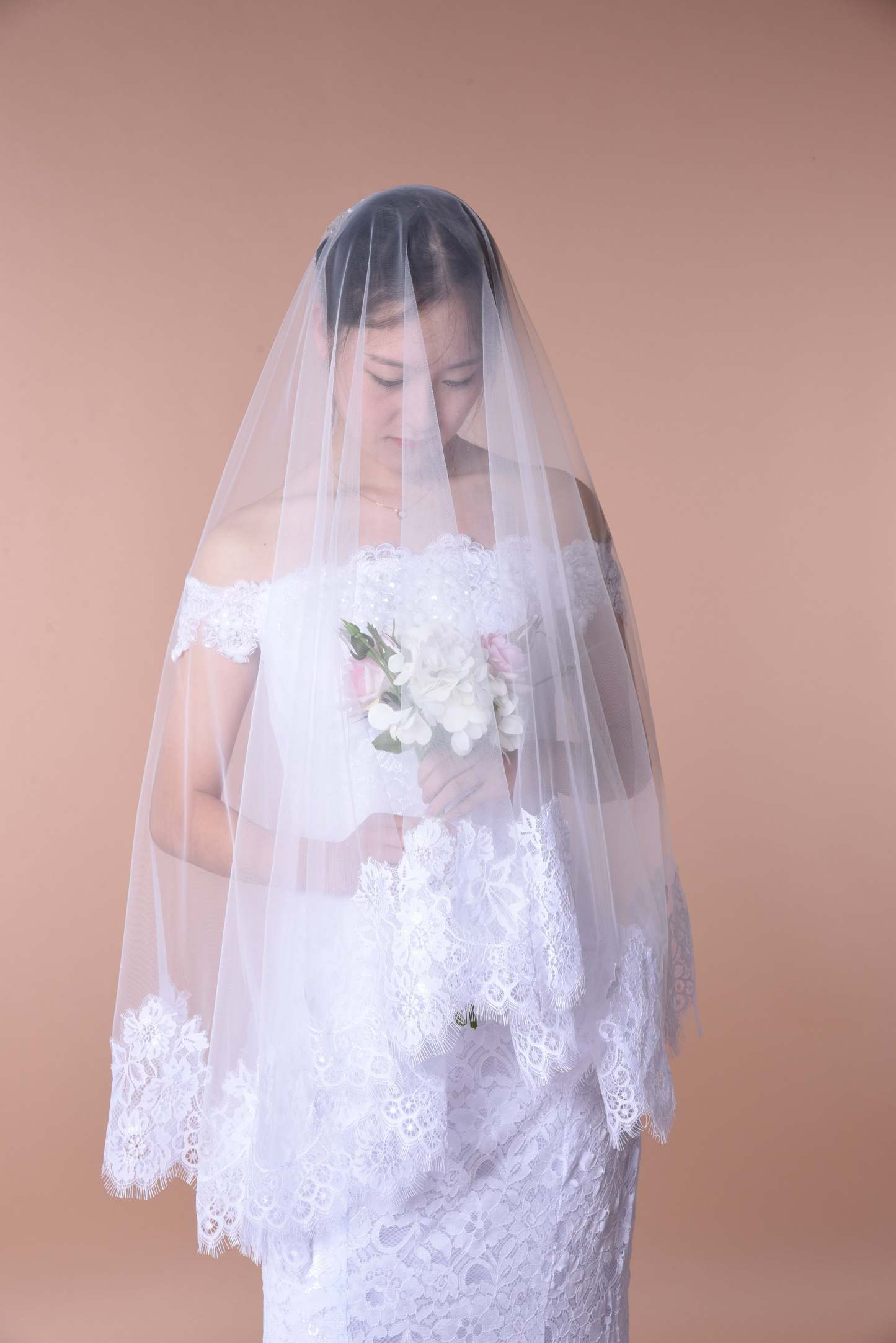 Ethereal Lace-Trimmed Single-Layer Wedding Veil