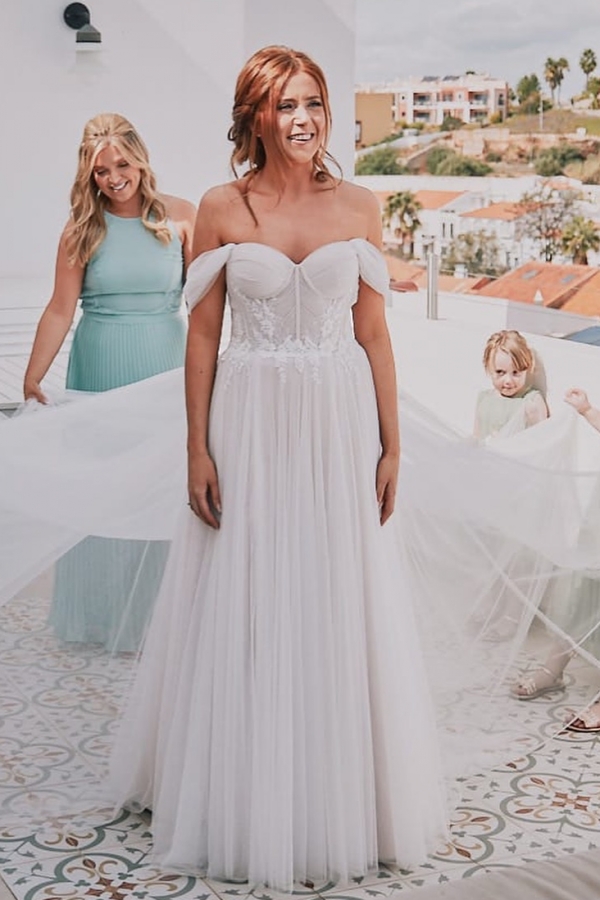 Off-the-Shoulder Strapless Appliques Lace A-Line Wedding Dresses