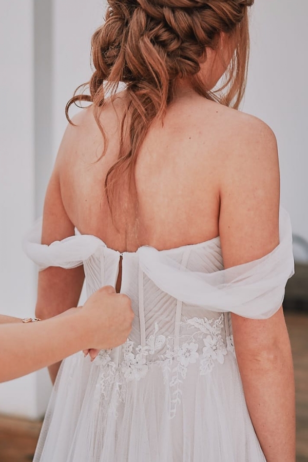 Off-the-Shoulder Strapless Appliques Lace A-Line Wedding Dresses