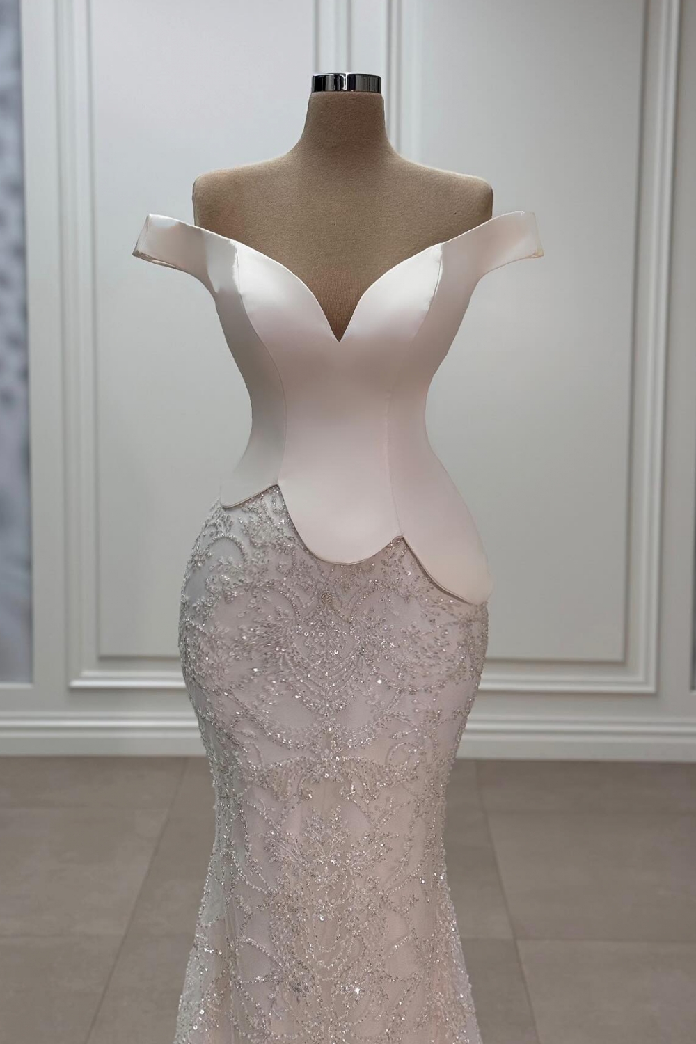 Off-the-Shoulder White Satin Mermaid Evening Gowns Glitter Sequins Appliques Long Prom Dress