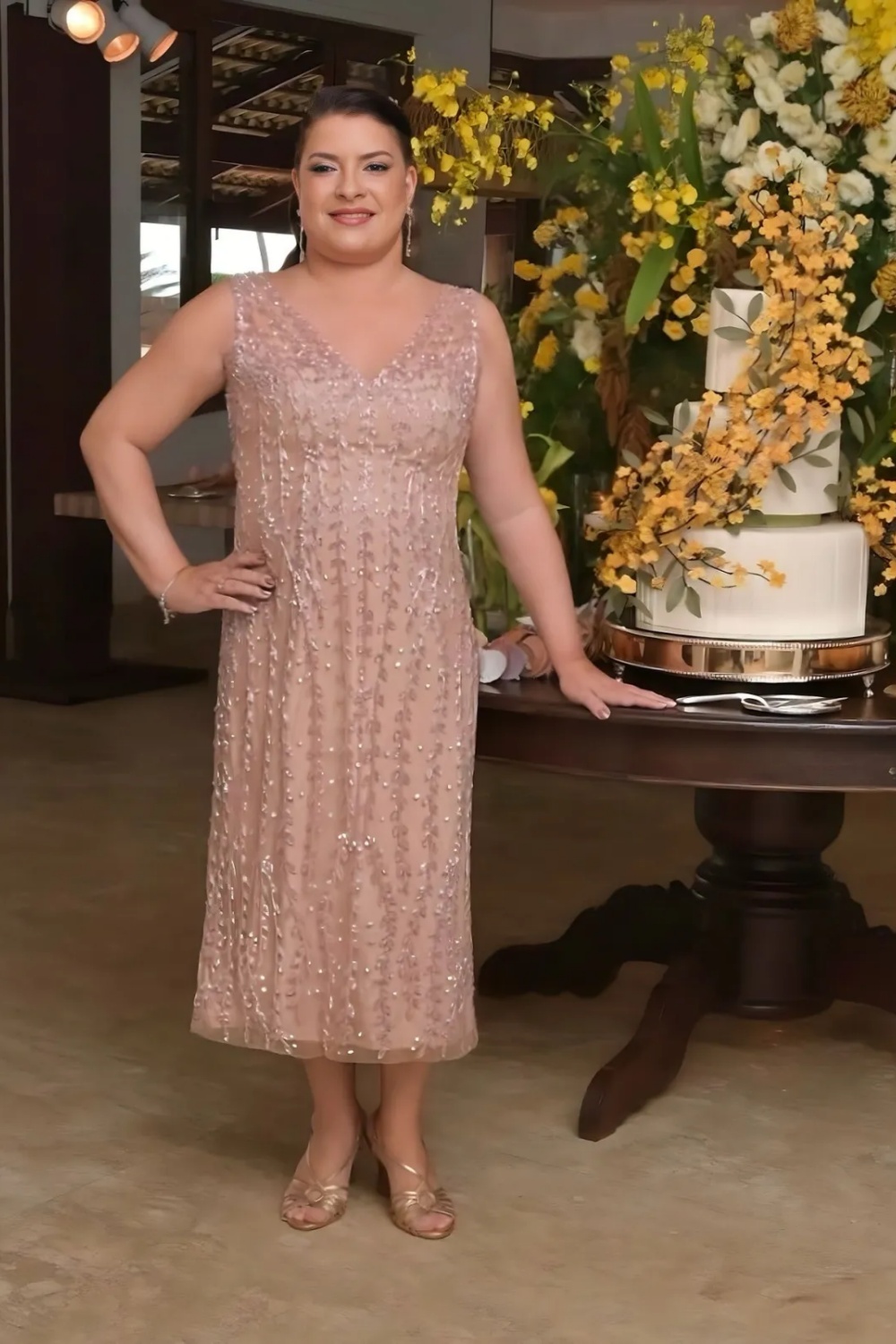 Plus Size V-neck Sequins Column Mother of the Bride Dress Sleeveless Wedding Guest Dress