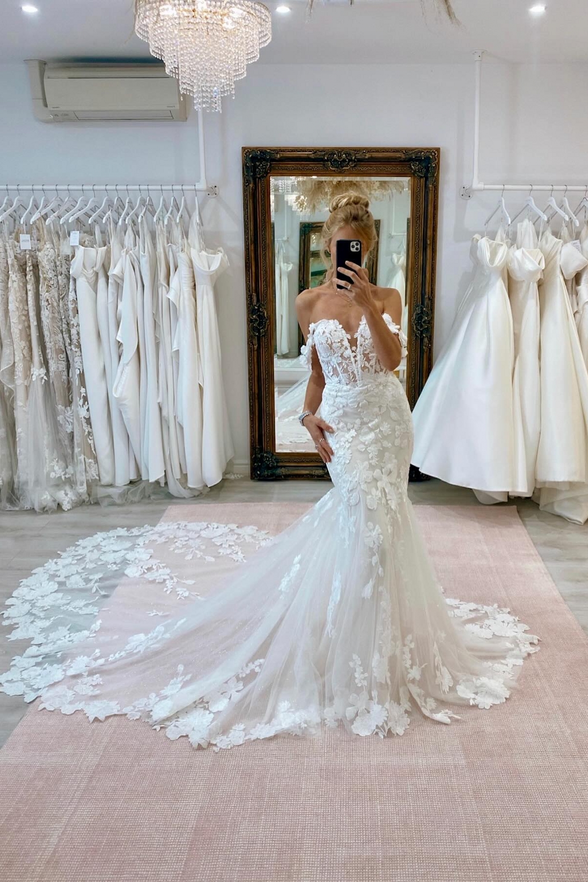 Sweetheart Appliques Lace Mermaid Wedding Dresses with Train