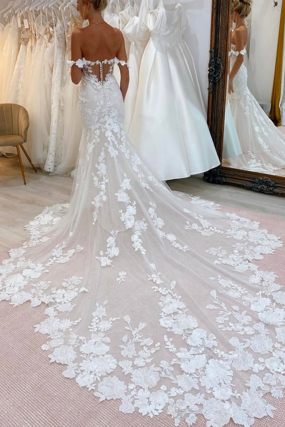 Sweetheart Appliques Lace Mermaid Wedding Dresses with Train