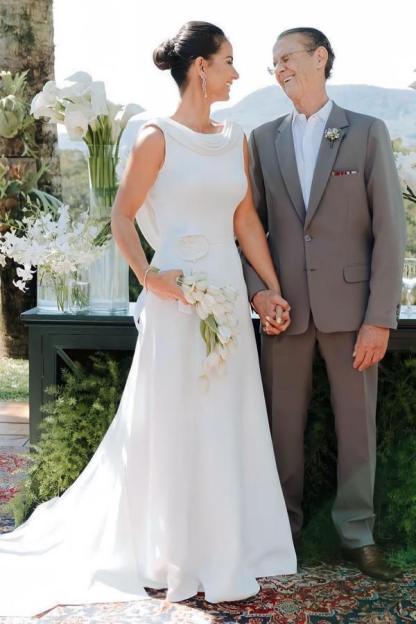 Elegant Jewel Neck Sleeveless A-Line Wedding Dresses with Court Train