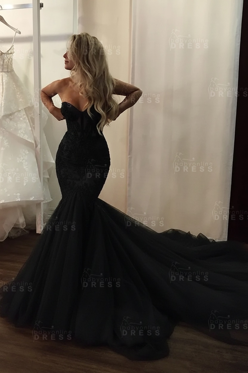 Different Mermaid Ivory Sweetheart Body-fitting Tulle Wedding Dress with Chapel Train