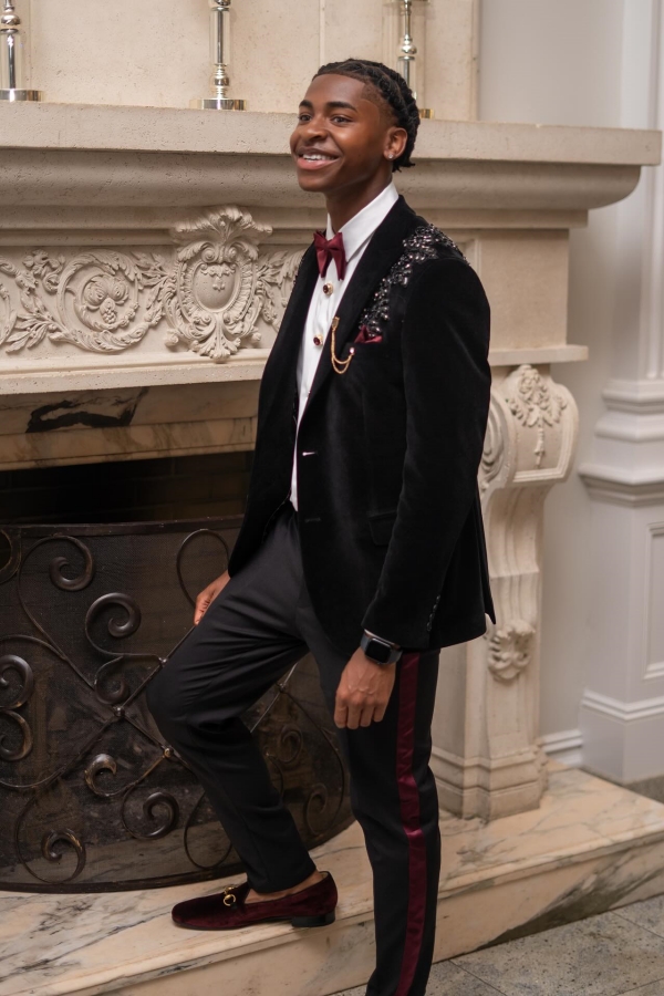 Black Velvet Peaked Lapel Two Pieces Men Suits with Appliques