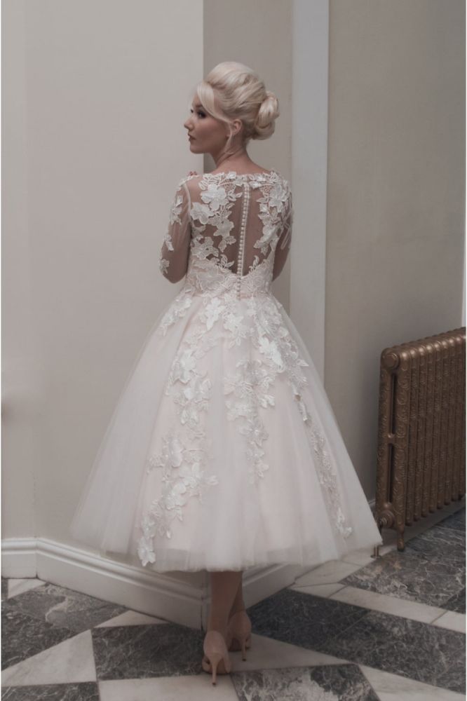 Elegant Short Sleeves Tulle Lace Appliques Mini Wedding Dress