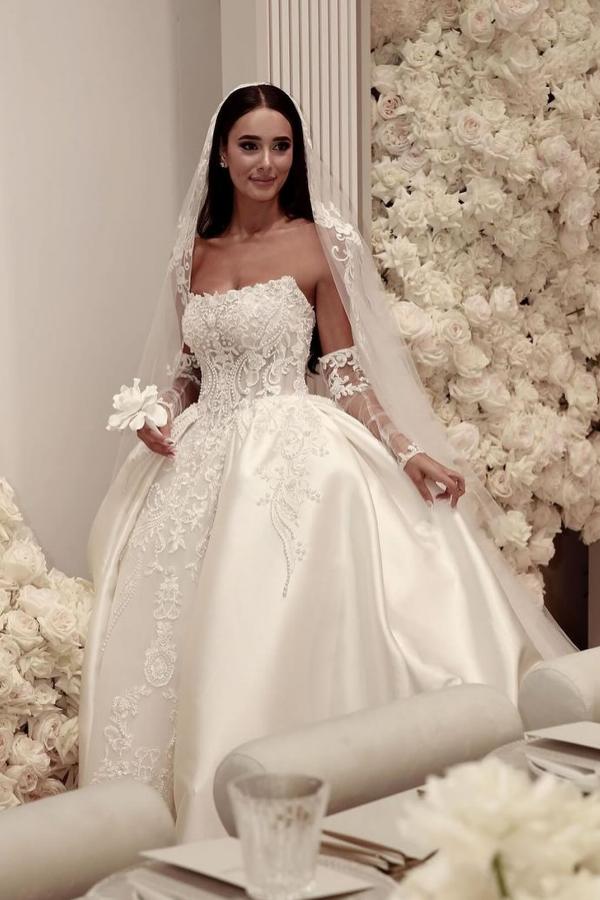 Exquisite Ball Gown Strapless Satin Lace Wedding Dresses with Train
