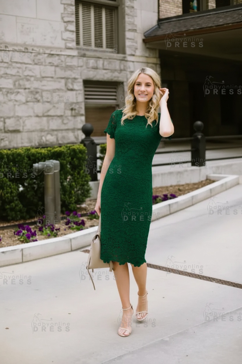 Elegant Short Knee-length Lace Homecoming Dresses with Short Sleeves
