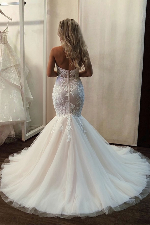 Different Mermaid Ivory Sweetheart Body-fitting Tulle Wedding Dress with Chapel Train