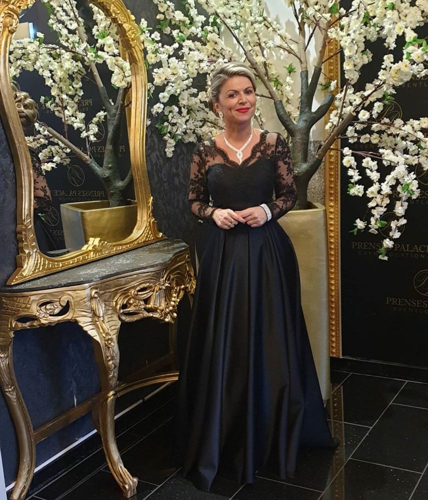 Elegant Long sleeves Black V-neck Satin Lace Evening Dresses