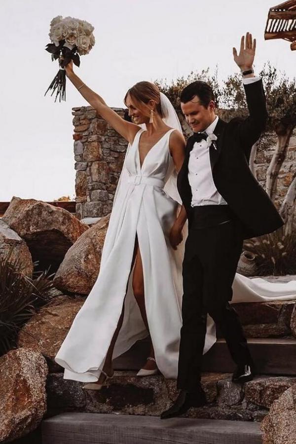 Elegant White Sleeveless V-neck Ivory Front split Wedding Dress