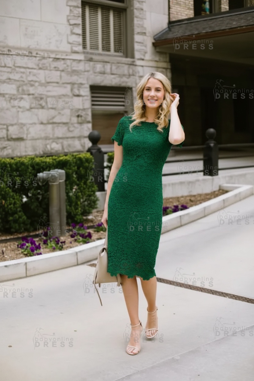 Elegant Short Knee-length Lace Homecoming Dresses with Short Sleeves