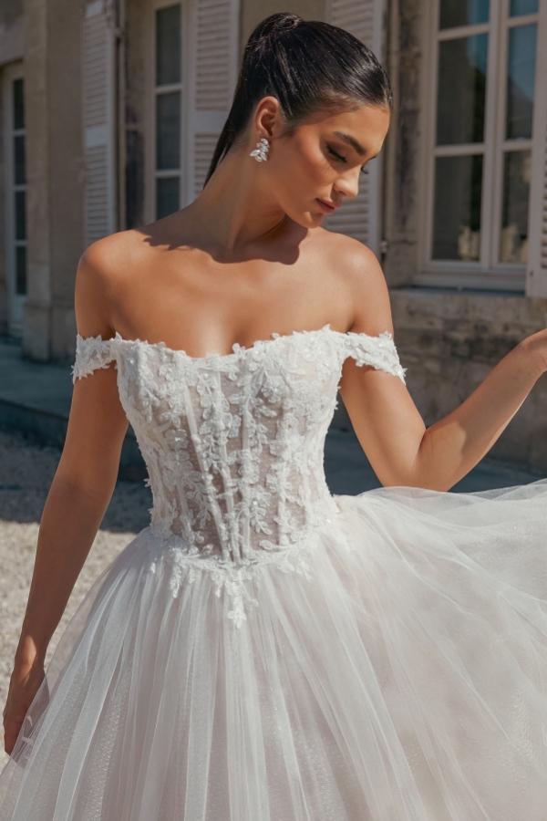 Off the shoulder White Tulle A-line White Wedding Dresses