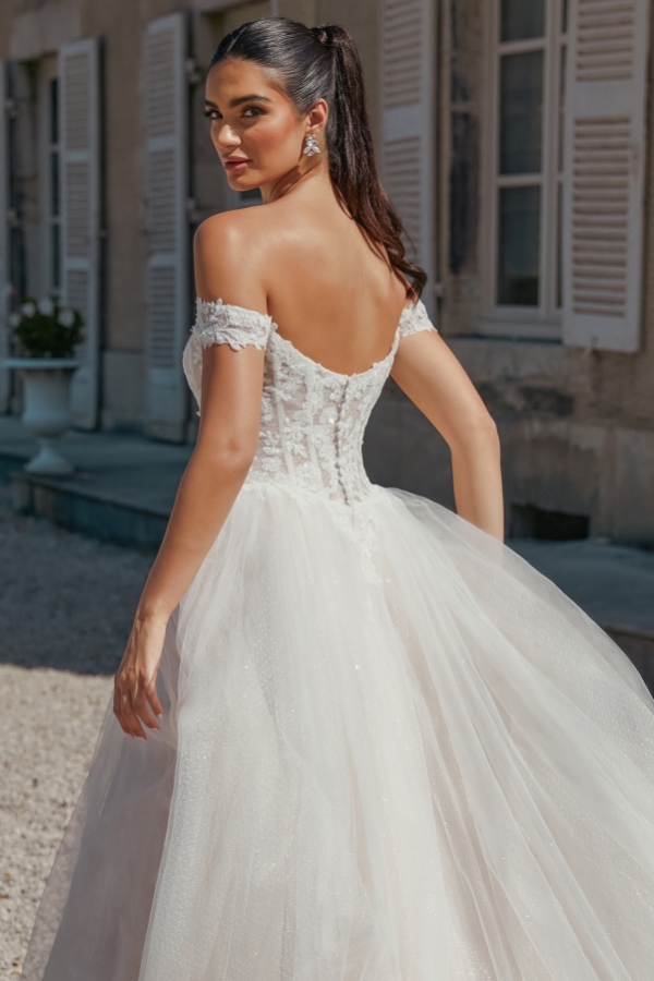 Off the shoulder White Tulle A-line White Wedding Dresses
