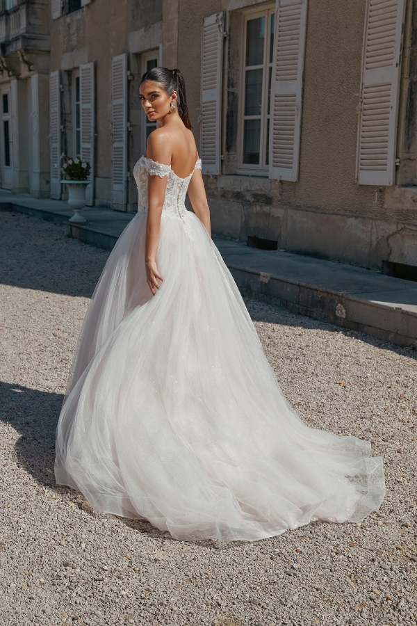 Off the shoulder White Tulle A-line White Wedding Dresses