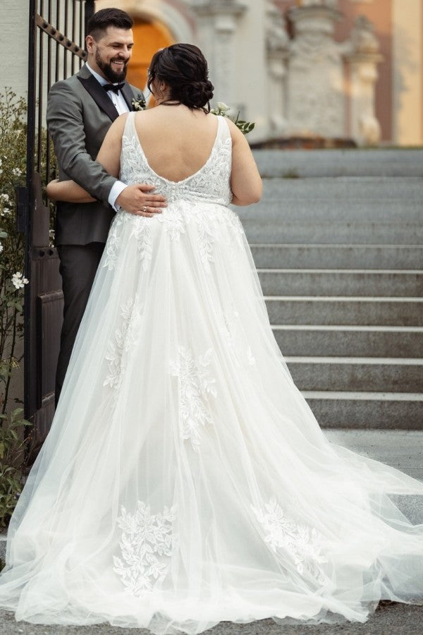 V-Neck A-Line Tulle Plus Size Wedding Dresses with Applique