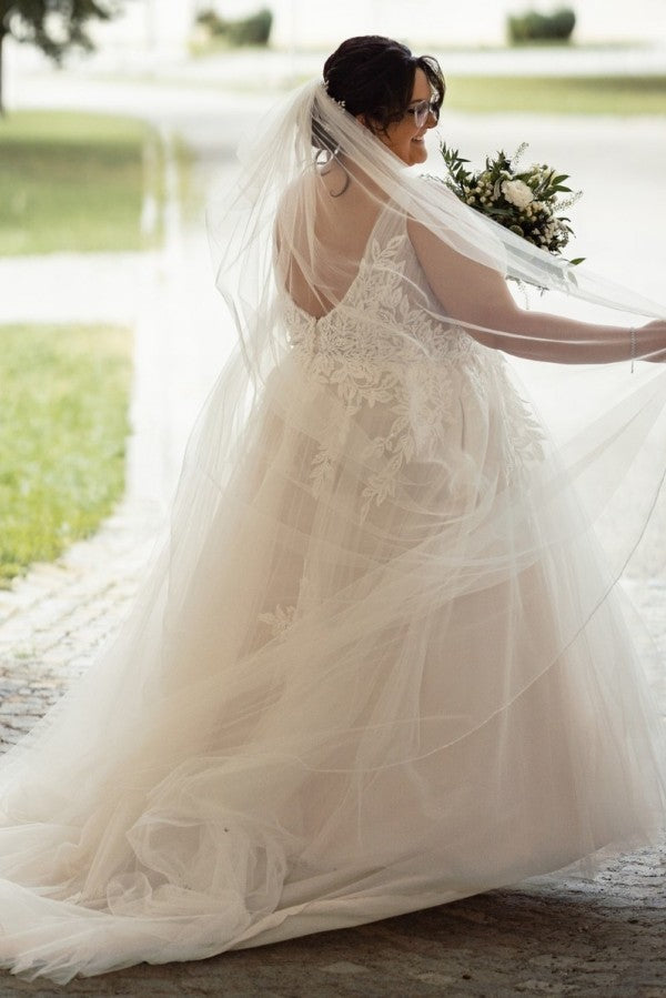 V-Neck A-Line Tulle Plus Size Wedding Dresses with Applique