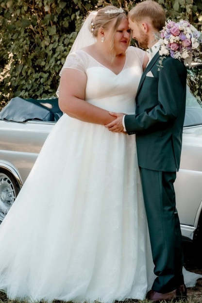 V-Neck Tulle A-Line Plus Size Wedding Dresses Short Sleeves