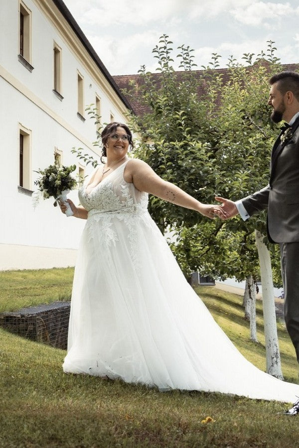 V-Neck A-Line Tulle Plus Size Wedding Dresses with Applique