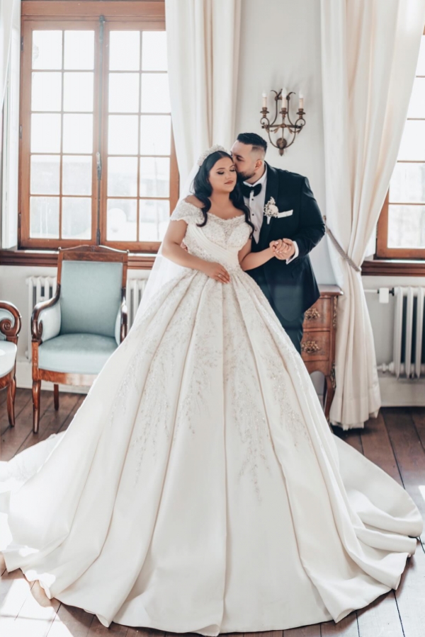 Sleeveless Ball Gown Ivory Floor length Wedding Dresses