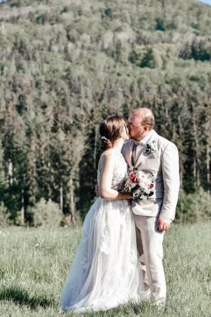 Sleeveless V-neck Ivory Princess Garden Wedding Dresses