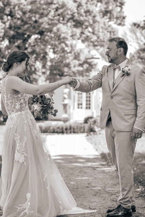 Sleeveless V-neck Ivory Princess Garden Wedding Dresses