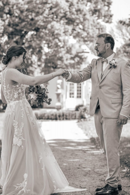 Sleeveless V-neck Ivory Princess Garden Wedding Dresses