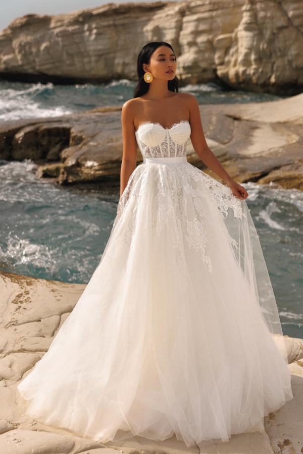 Sweetheart Sleeveless Ivory Tulle Beach Wedding Dresses
