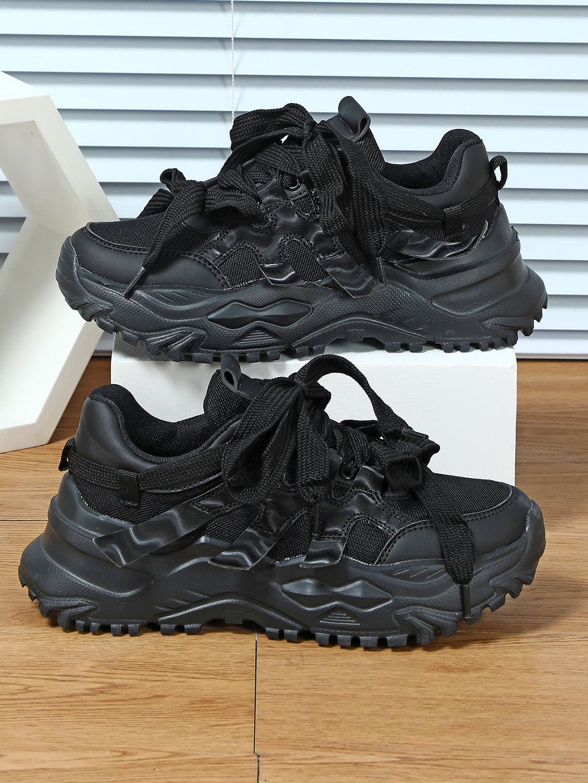 Thick Sole Breathable Mesh Lace-Up Sneakers