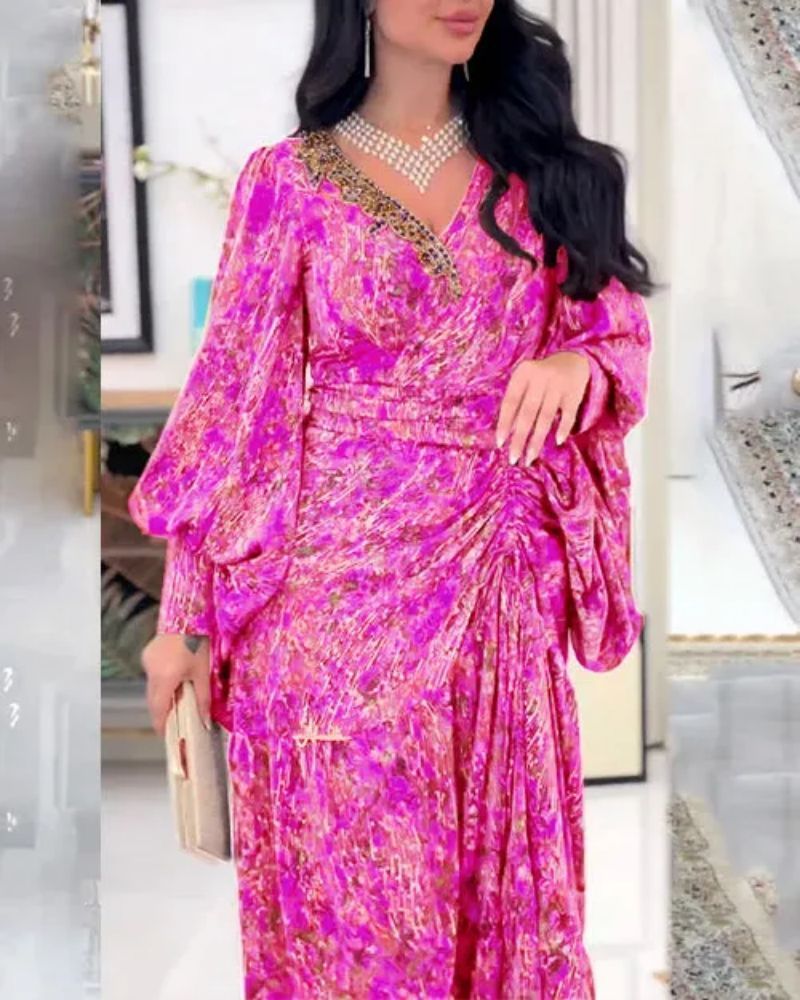 Ein elegantes Kleid, das mit Blumenmustern mit einem V -fälligen Kragen gekennzeichnet ist