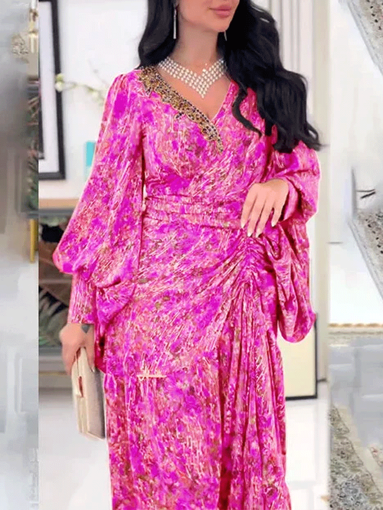 Ein elegantes Kleid, das mit Blumenmustern mit einem V -fälligen Kragen gekennzeichnet ist