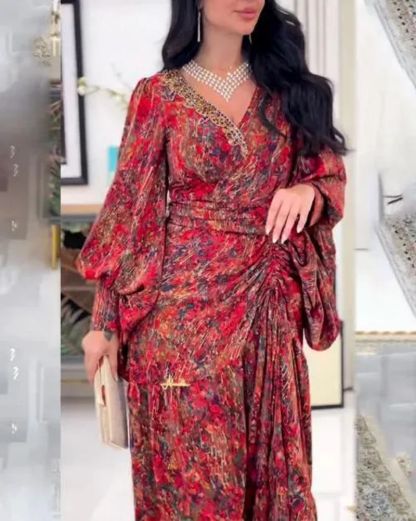Ein elegantes Kleid, das mit Blumenmustern mit einem V -fälligen Kragen gekennzeichnet ist