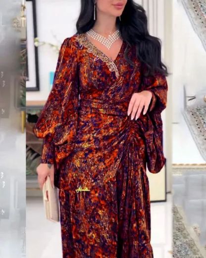 Ein elegantes Kleid, das mit Blumenmustern mit einem V -fälligen Kragen gekennzeichnet ist