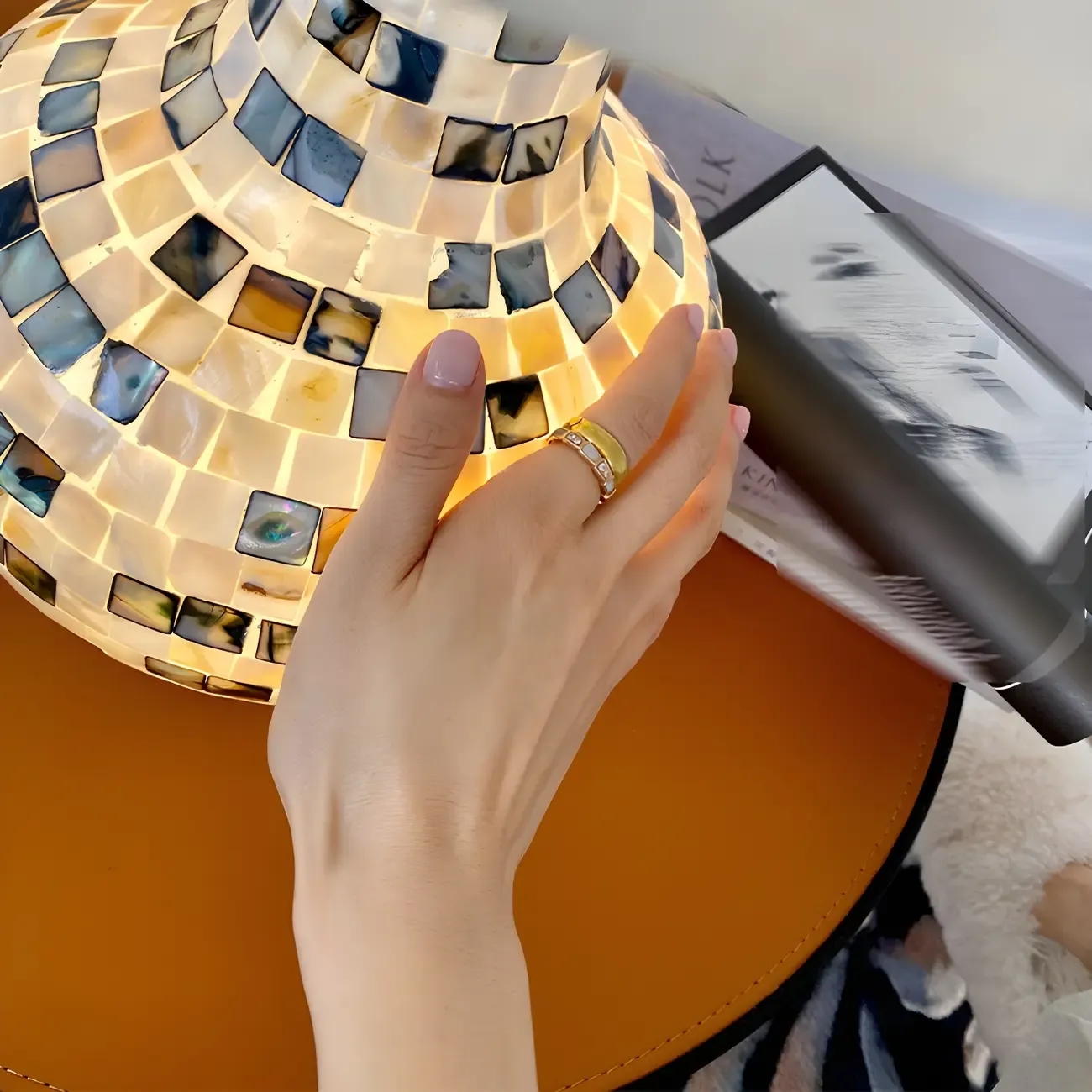 Scandinavian Shell Mosaic Table Lamp in White for Home Image - 9