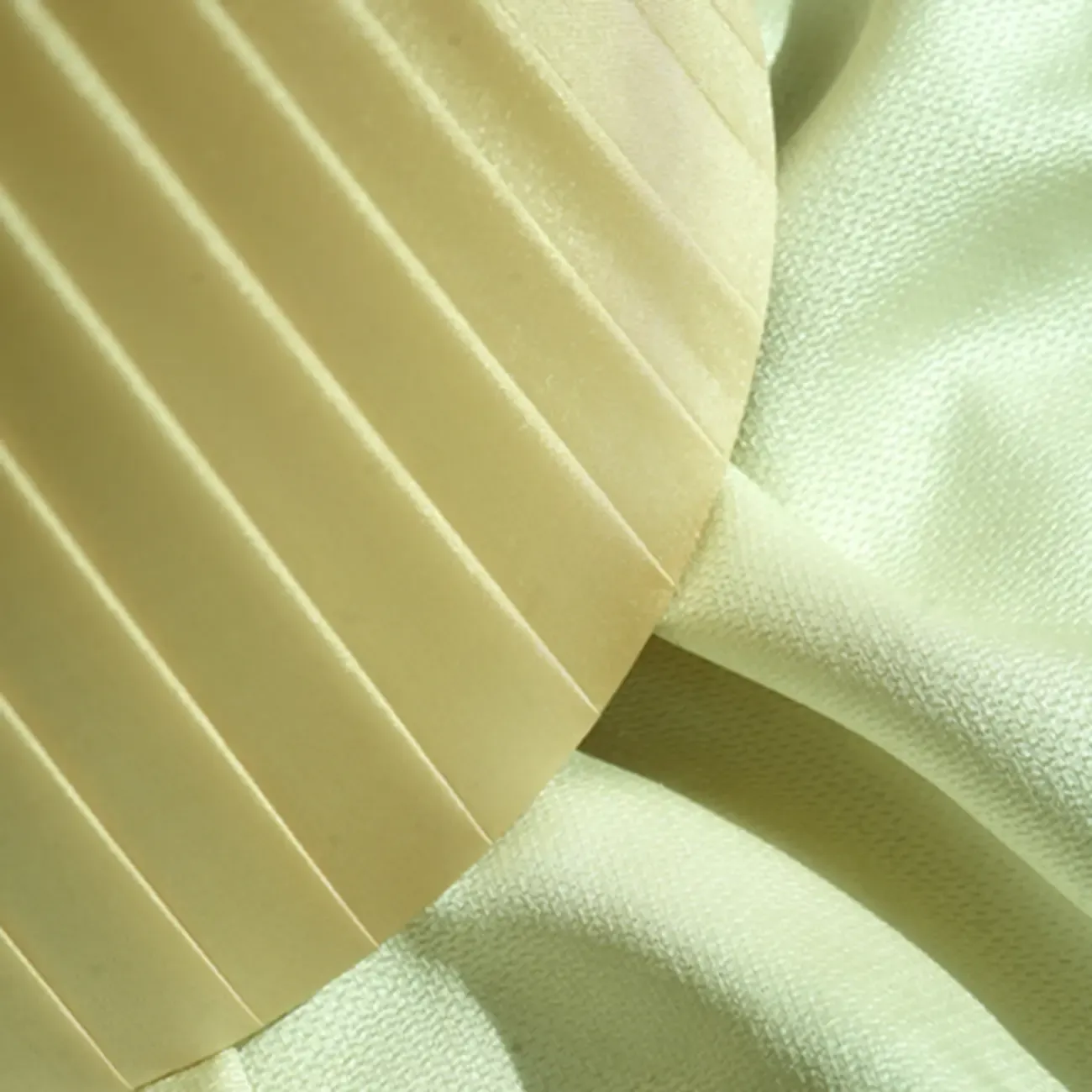 Simplistic Wood Base WIth Beige Fabric Pleated Shade For Residential Use Image - 8