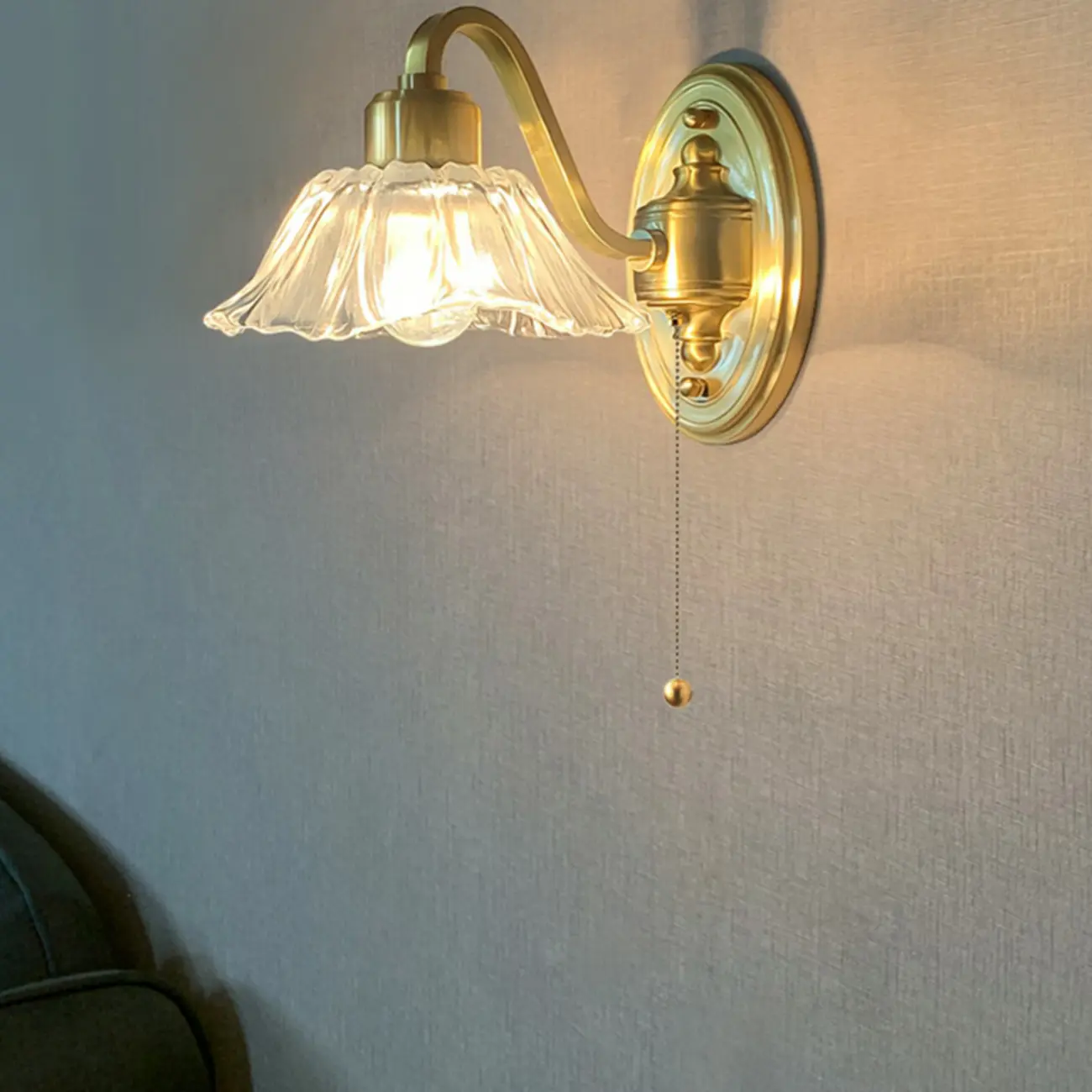 Elegant Clear Glass Floral Vanity Light with Gold Arc Arm for Bathroom Image - 2 | homeyfad