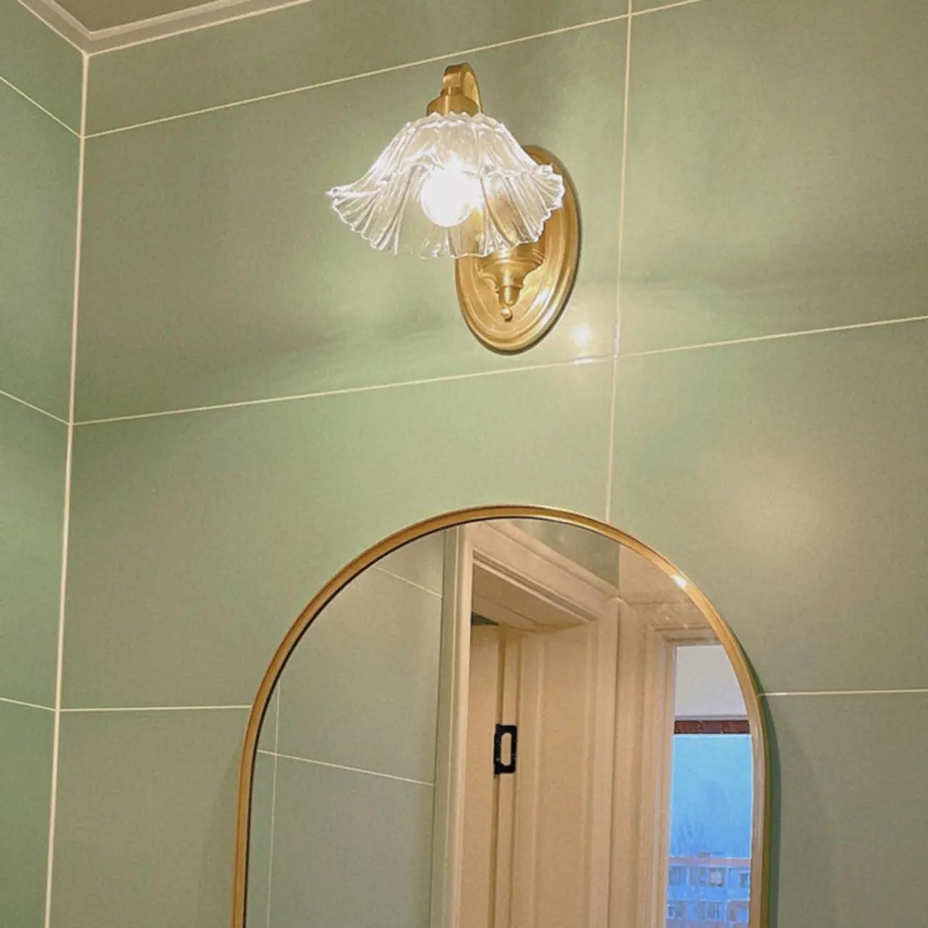 Elegant Clear Glass Floral Vanity Light with Gold Arc Arm for Bathroom Image - 1 | homeyfad