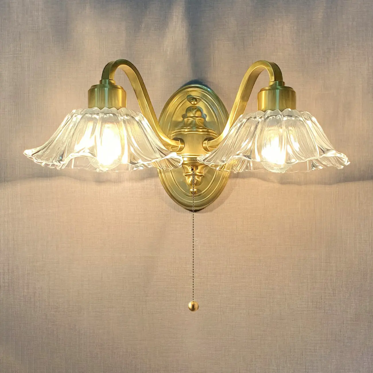Elegant Clear Glass Floral Vanity Light with Gold Arc Arm for Bathroom Image - 4 | homeyfad