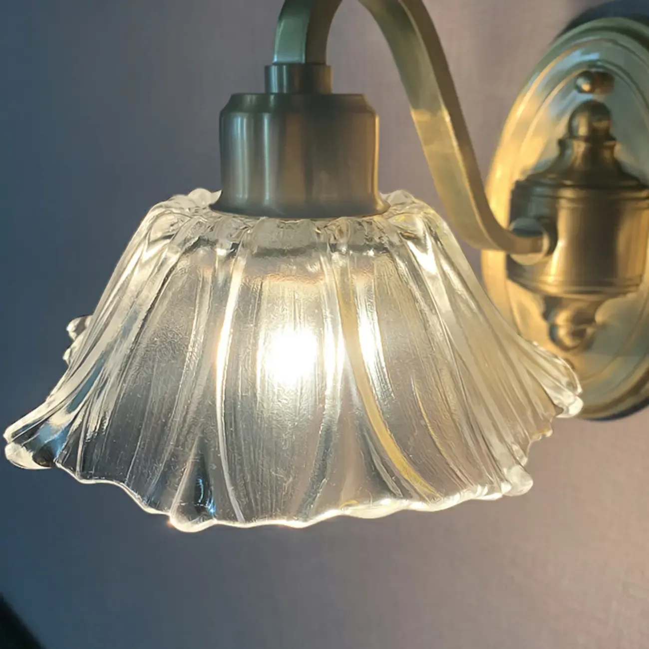 Elegant Clear Glass Floral Vanity Light with Gold Arc Arm for Bathroom Image - 10