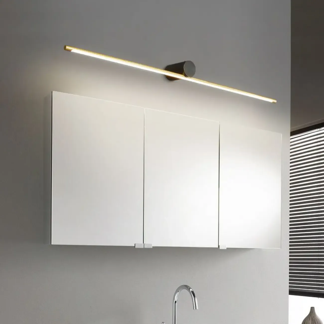 Modern Linear LED Bath Vanity Light with Dimmable Design Image - 4