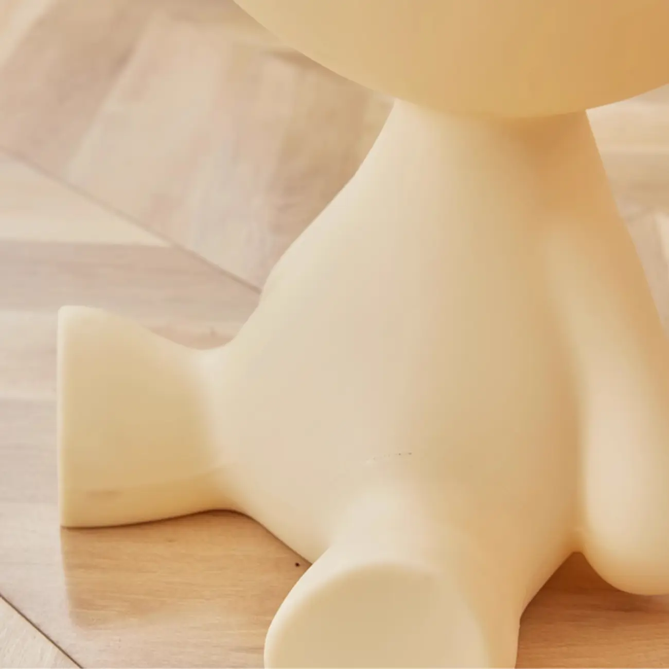 White Stylish Plastic Round End Table for Living Room Image - 18 | homeyfad