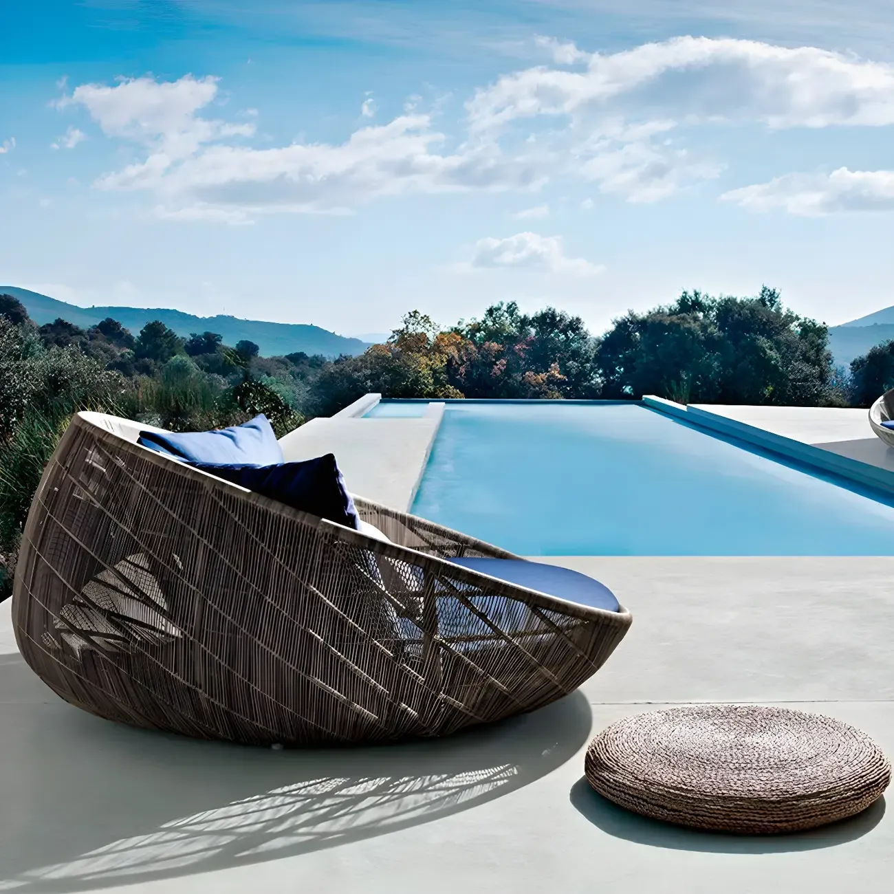 Brown Modern Vine Weaving Daybed Outdoor with Mattress Image - 2