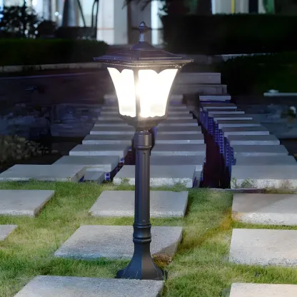 Solar LED Pagoda Bollard Light for Outdoor Landscape Lighting Image - 1