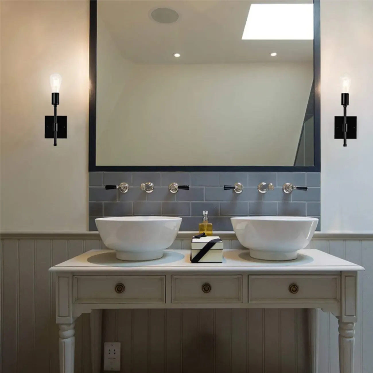Stylish Dual-Tube Vanity Wall Light for Modern Bathroom Image - 3