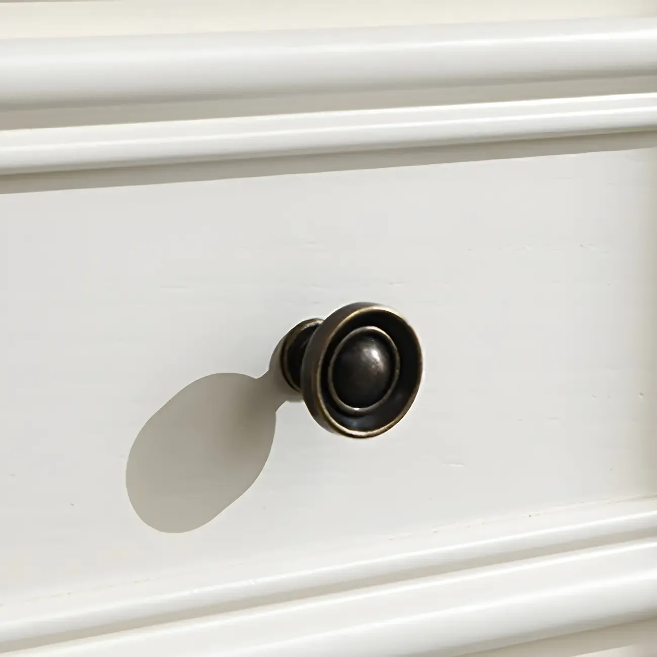 Classic White Wooden Dresser with 5-Drawers for Bedroom Use Image - 8