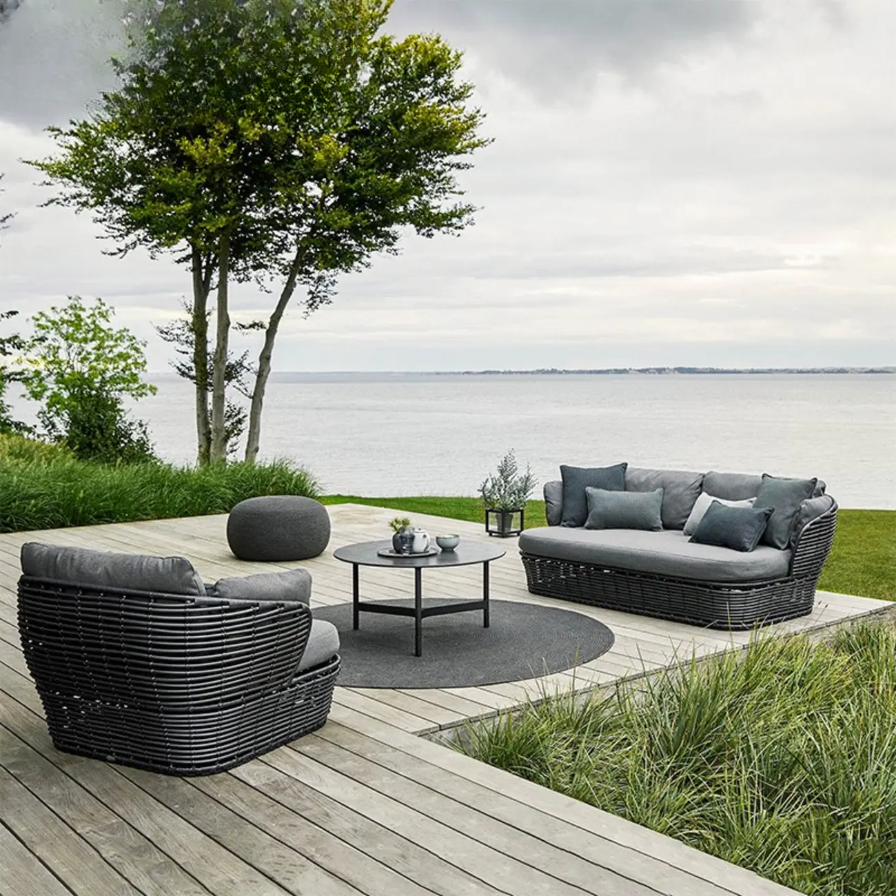 Riverside Wicker Modular Outdoor Sofa in Black/Natural Image - 1 | homeyfad