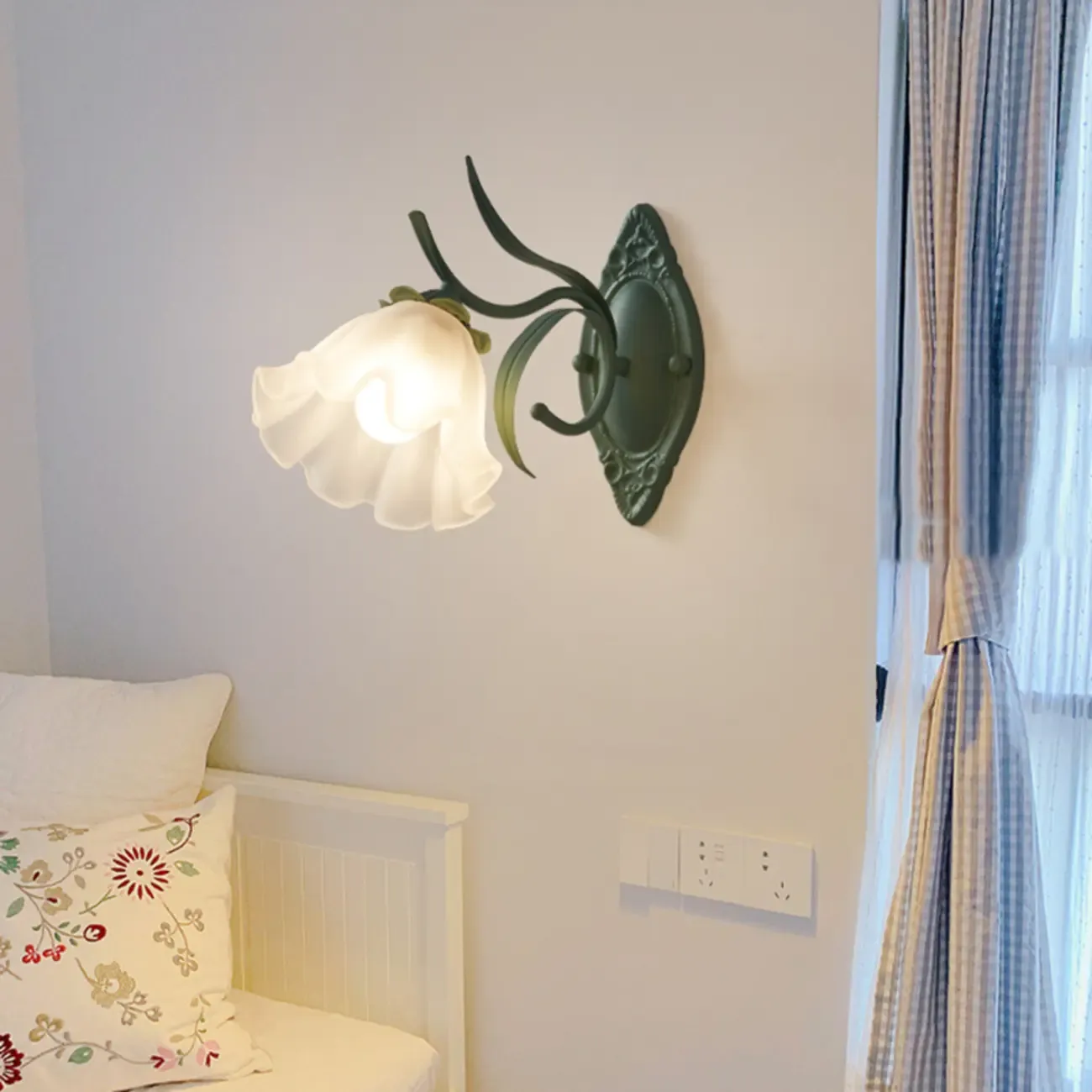Vivid Frosted Glass Green Floral Wall Sconce Image - 1