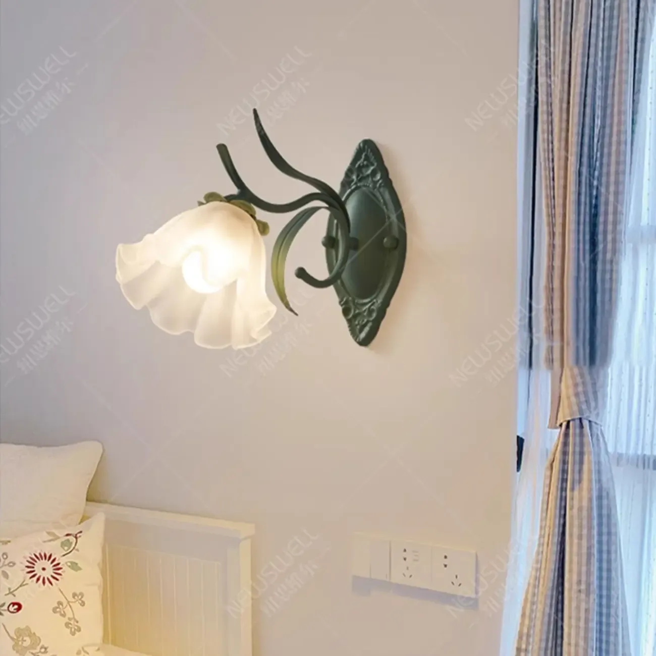 Vivid Frosted Glass Green Floral Wall Sconce Image - 3